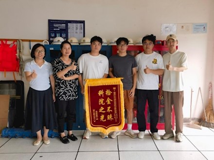 立德樹(shù)人見(jiàn)成效，拾金不昧暖人心